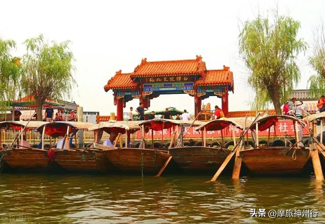 芦苇荷花共绘诗意画卷，渔舟唱晚风景醉人心田。