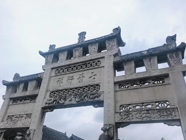 青岩古镇：贵州的避暑胜地与历史瑰宝！