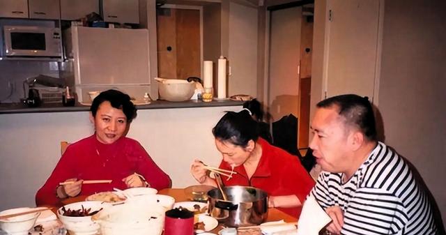 赖昌星前妻曾明娜现状：独居3000平老宅，种花做饭，活成人生赢家