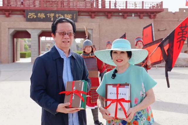 美国商界考察团踏访敦煌阳关 沉浸式体验丝路文化