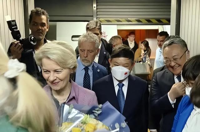 冯德莱恩刚进人民大会堂，美国传出新消息，川普想收手，来不及了