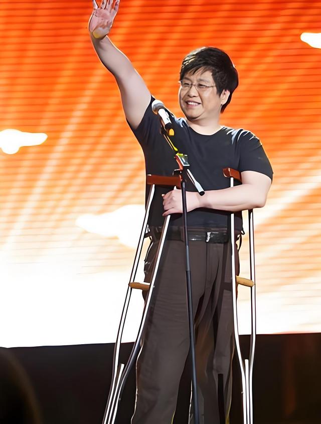 郑智化怒斥事件升级！再点名3个机场，满腹委屈，网友：赶紧退圈