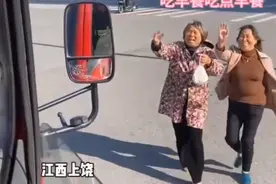 江西上饶 消防员出警归队途中偶遇两位热心大妈硬塞一大包早饭图片