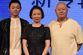 悲情女人仲小萍，因儿子30年不嫁，两次被辜负，霍尊输了回到原点图片