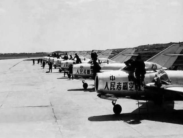 攻不了也守不住？中国空军在西藏上空，被印度空军足足欺负了40年