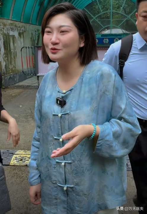 王暖暖坠崖离婚案一审结束！现场抹泪致谢，丈夫泰国服刑视频出庭