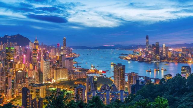 30年前，香港GDP是上海的6倍，新加坡GDP是上海的3倍，现在呢