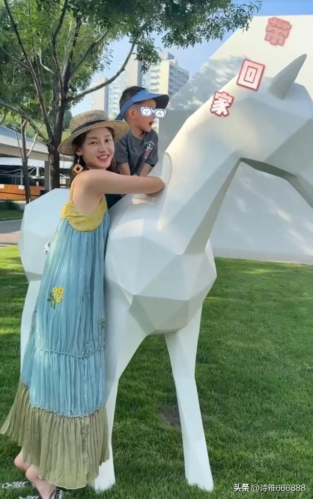 郑恺和苗苗暑假带儿女去阿那亚旅游，一家人幸福感都溢出屏幕了！