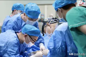 “体外开窗”覆膜支架置入手术 破解复杂心血管病变“三重门”图片