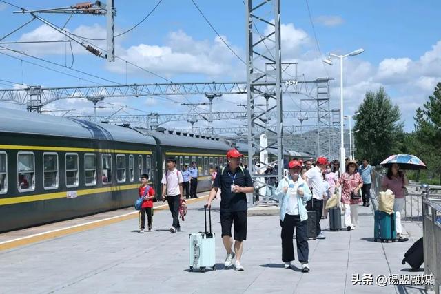 900余山东游客乘专列到锡盟！
