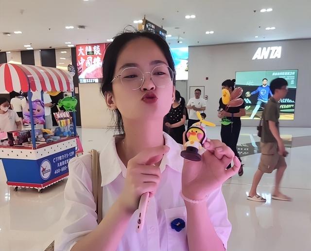广东27岁美女肖颜去世，几天前身穿白衣、头戴白花，网友一语成谶