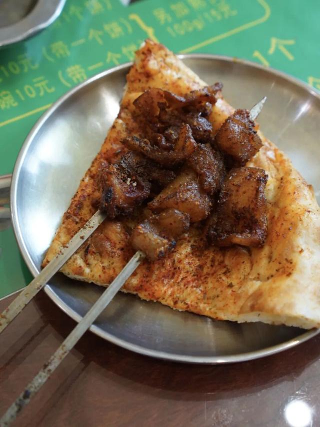 乌鲁木齐的劳动街，是由小炒、烧烤和夏夜晚风组成的