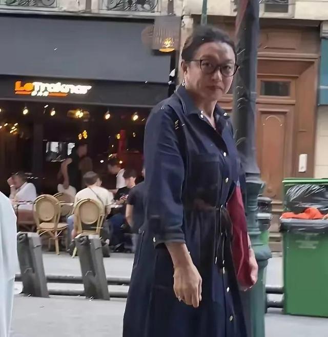 金星不穿旗袍了，58岁开始发福脸已经馒化，含胸驼背看上去像男人