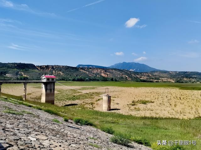 三原冯村水库满库运行，溢洪道开始下泄了