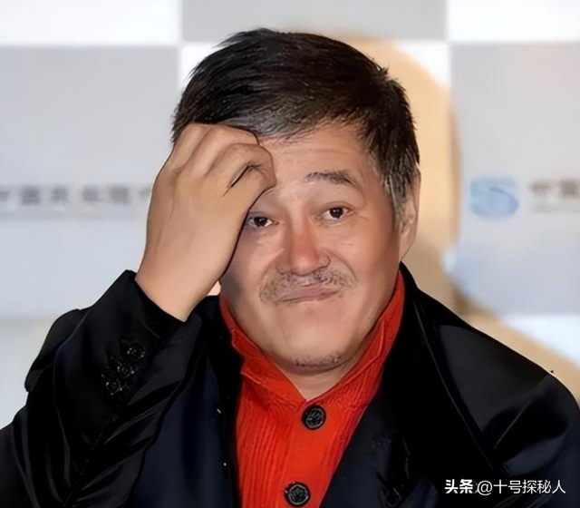 再有钱有啥用？68岁赵本山近况曝光，三人打伞伺候，女儿成心头病