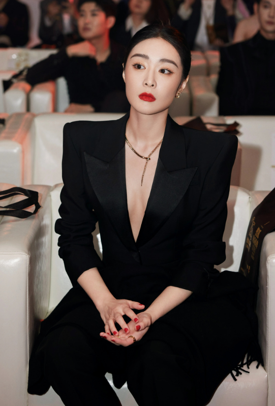 大嫂高叶太丰满了，真空穿西装都兜不住好身材	，我感慨资本会选人