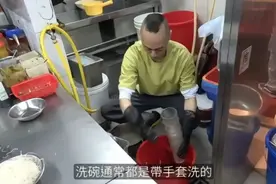 资深男演员被曝在餐厅打工洗碗，本人回应图片