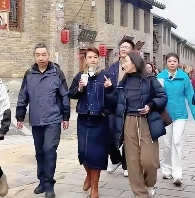 46岁主持人张蕾与富豪老公逛街，她气质出众，五官精致