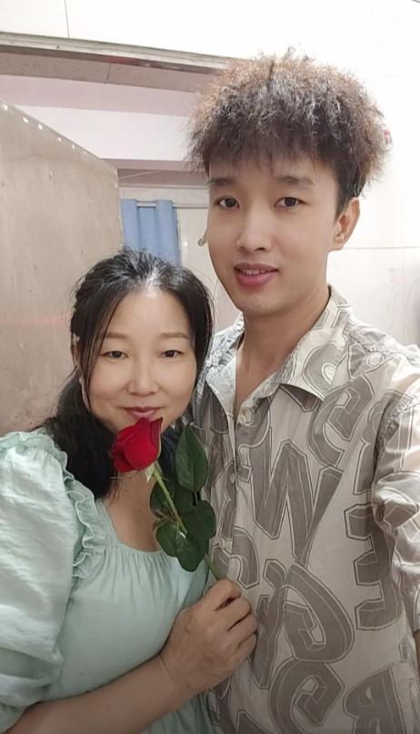 广东小伙爱上湖北大妈，他比大妈小13岁，两人恋爱后住在出租屋