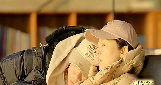 董璇与新婚老公聊天，位置摆低	，介意过往，网友眼里的她却很优秀