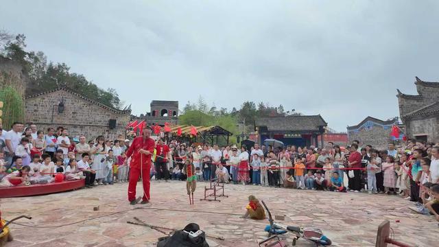 国庆“红装”迎客“大别山国潮文化旅游节”60余场表演嗨翻假期