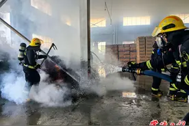 危险！“熊孩子”玩火惹了祸图片