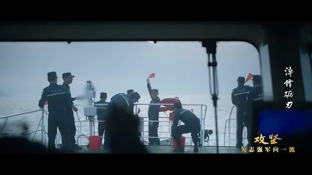 央视首次曝光：仁爱礁冲突，中国海警拖离菲船只，菲士兵已掏出枪