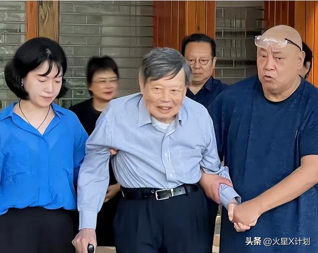 杨振宁葬礼今日举行！遗体覆盖国旗，翁帆站首位，次子杨光宇露面