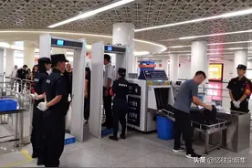 机场安全员提醒：这3样东西可以带上飞机，好多人不懂忍痛扔掉了图片