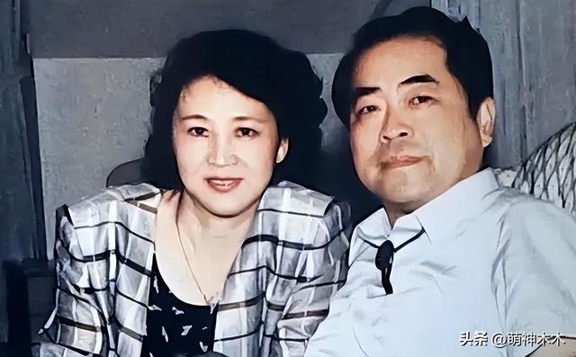 范曾晚节不保？亲题牌匾下堆满烂鞋，还曾给释永信美女弟子题字