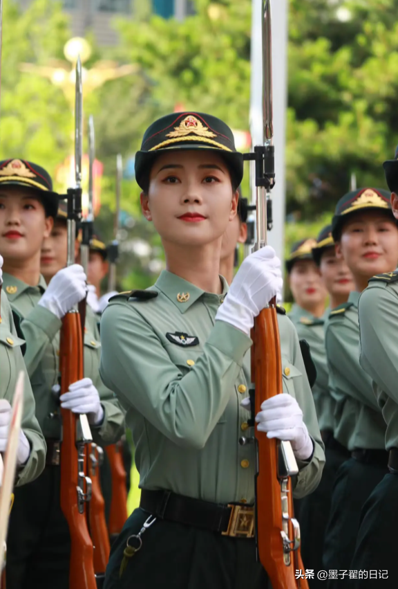 女民兵李思颖阅兵回家仅半天，再传喜讯，获得新身份，去向引热议