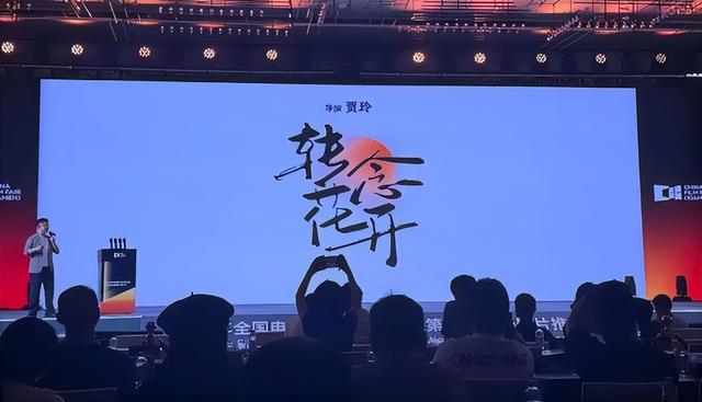 “消失”一年后，43岁的贾玲官宣喜讯，全网恭喜，终于等到这一天