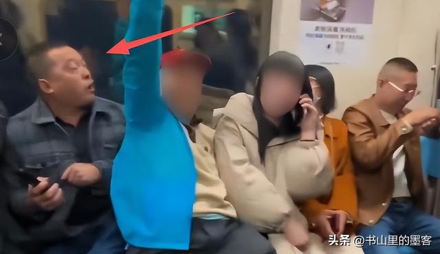 地铁老人强坐女生腿后续：公开耍流氓，知情人爆身份，真不简单