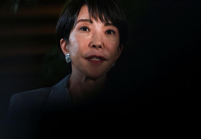 日本航母正式出港！高市早苗紧急表态后，普京做了一个明智的决定