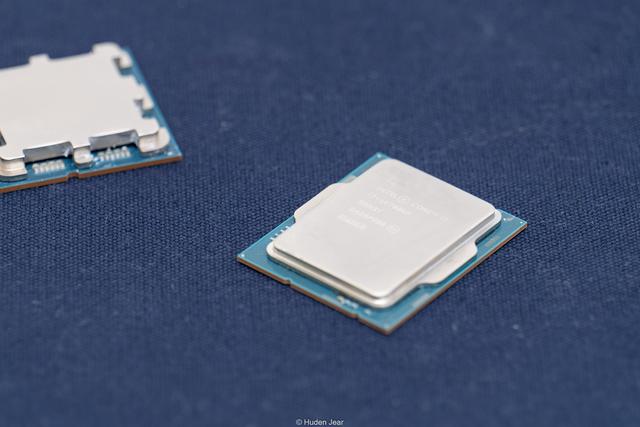 上上代的老i7还在战斗？R7 9700X vs i7 14700KF游戏测试