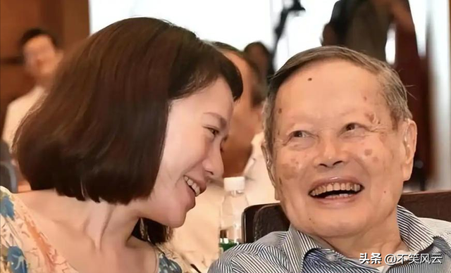 杨振宁离世不到1个月，翁帆近况意外曝光，没有牺牲，无须自证