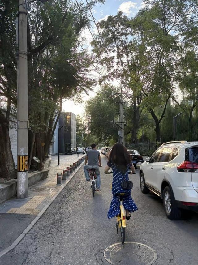 朱珠一家在北京骑自行车，吃爆肚涮羊肉，一家三口好温馨好幸福 ​​​