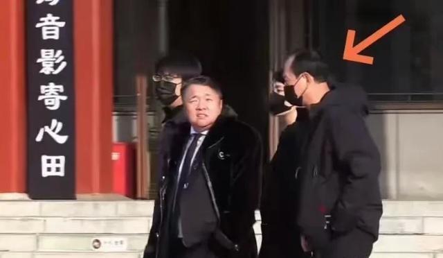 罗晋父亲葬礼后，唐嫣罗晋一路热聊一同离开，明道等艺人随后离开