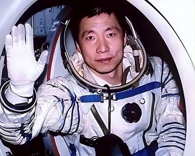 我国首位航天员杨利伟，被授予少将军衔，退休后能享受什么待遇？