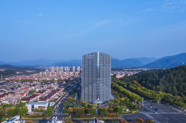 这个夏天，和锦江丽笙酒店一起，住进自然、遇见城市