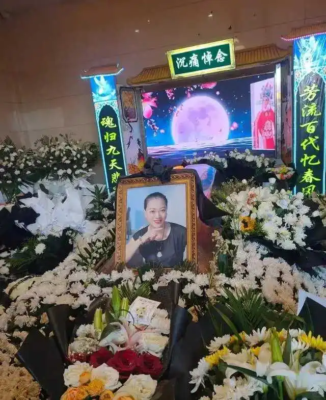 一路走好！49岁孟再平走上朱媛媛后路，追悼会曝光 曾打百万抗癌针