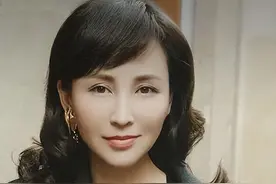 她19 岁与导演私奔，裸婚在地下室连生3胎，丈夫用7部剧才将她捧红图片