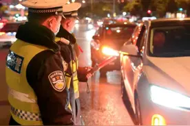 为什么你正常开车交警从不拦你，可一旦你违规时就被拦截？图片
