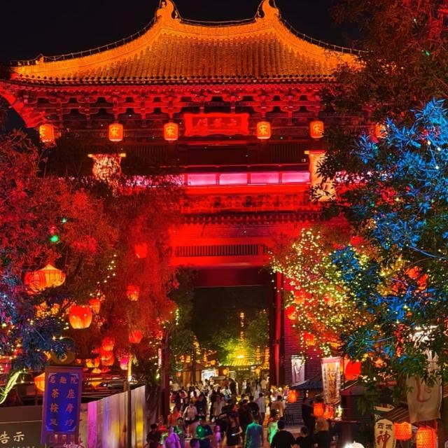 我是上海人，去清明上河园见惯高楼，遇宋装人员懂打卡还藏多门道