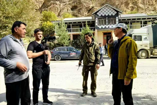 在阿富汗隔壁，这个鲜有游客的邻国，比瑞士还壮丽，国土全是山！