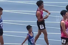 笑麻了，小孩哥因家长报错名乱入成年400米，我却笑死在评论区里图片