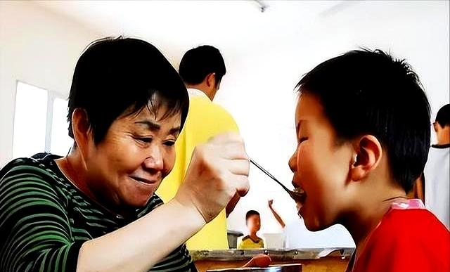 孩子超过这个月龄，就一定要自己吃饭，父母别等娃变笨后才后悔