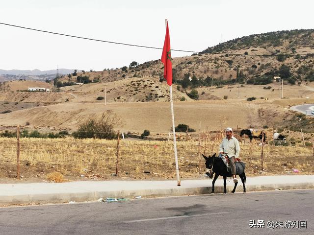送完最后一件衣服，我们离开了摩洛哥