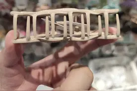 鲨鱼夹？“伤人夹”！记者试验：能轻松扎进小西瓜 受撞击时易刺入头皮，可能危及生命图片