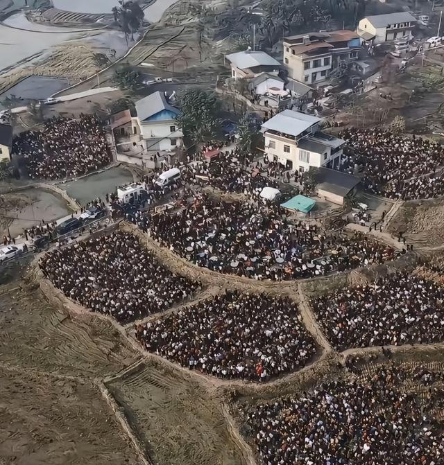 呆呆妹也没想到，杀猪宴收官才1天	， 一家人就走上了大衣哥的老路